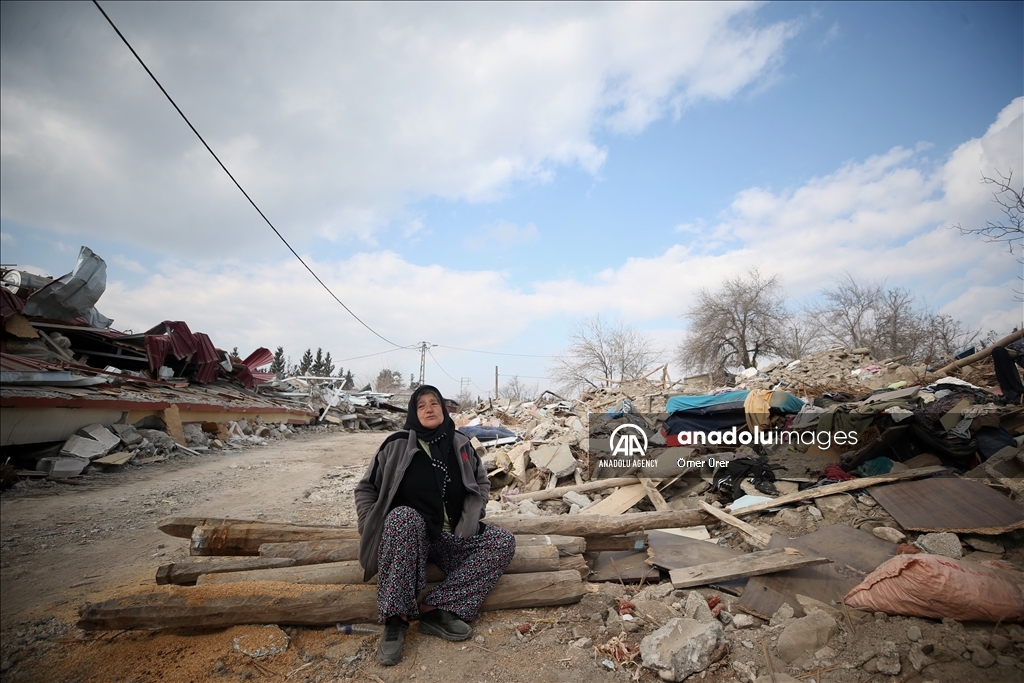 Mes rrënojave, lokja Türkan Meter vajton familjarët e humbur nga tërmetet