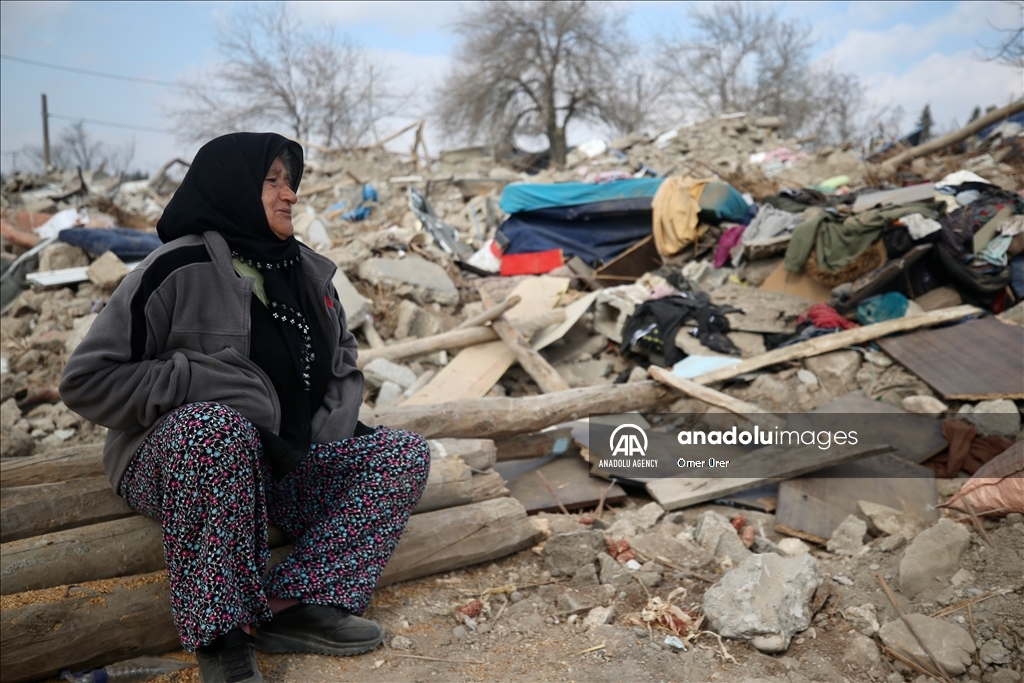 Mes rrënojave, lokja Türkan Meter vajton familjarët e humbur nga tërmetet