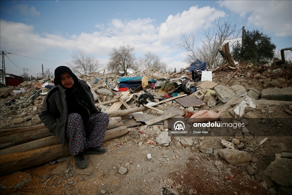 Mes rrënojave, lokja Türkan Meter vajton familjarët e humbur nga tërmetet