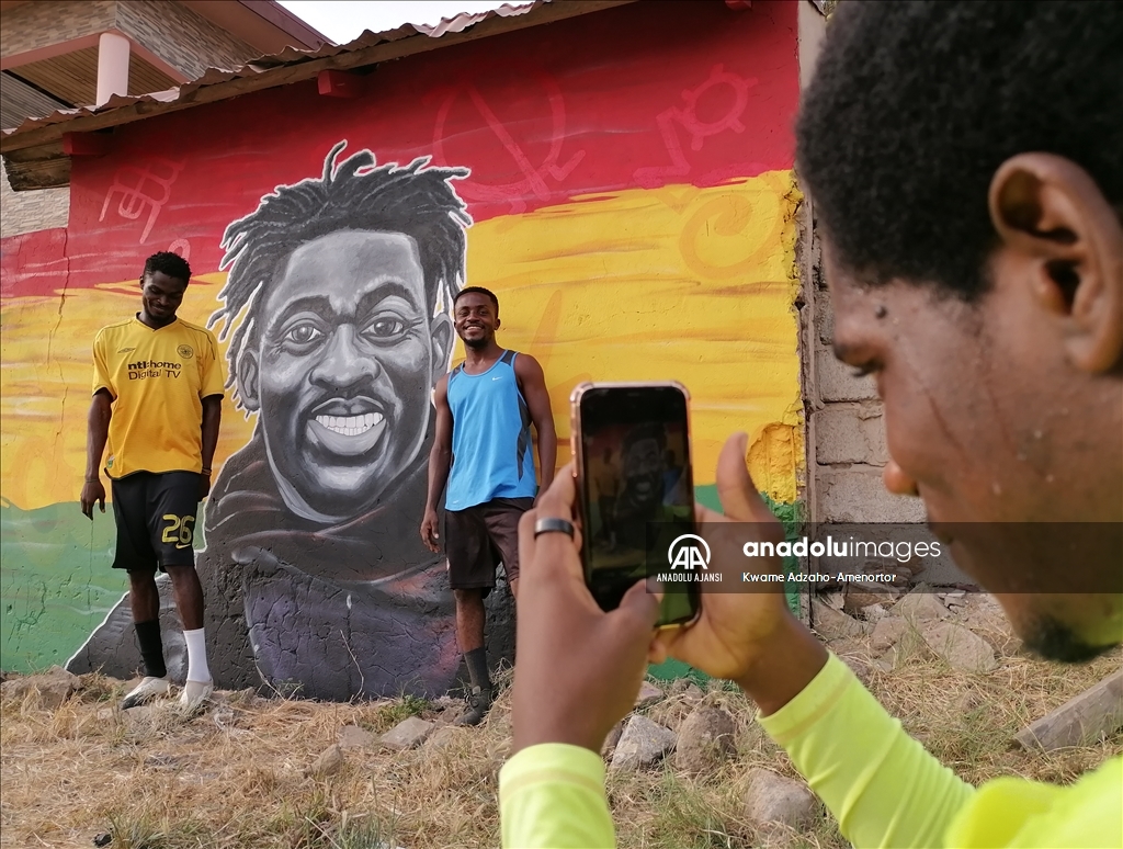 Depremde hayatını kaybeden hayatını kaybeden Atakaş Hataysporlu Ganalı futbolcu Atsu'nun grafitisi