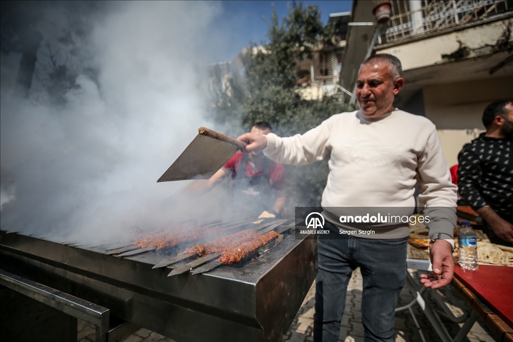 وەستایەکی دروستکردنی کەباب، کەباب پێشکەشی زیانبەرکەوتووانی بوومەلەرزەکان لە هاتای دەکات