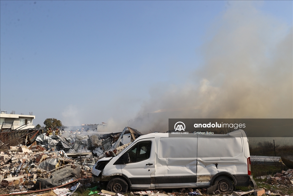 Hatay'da depremde yıkılan fabrikanın enkazında çıkan yangına müdahale ediliyor