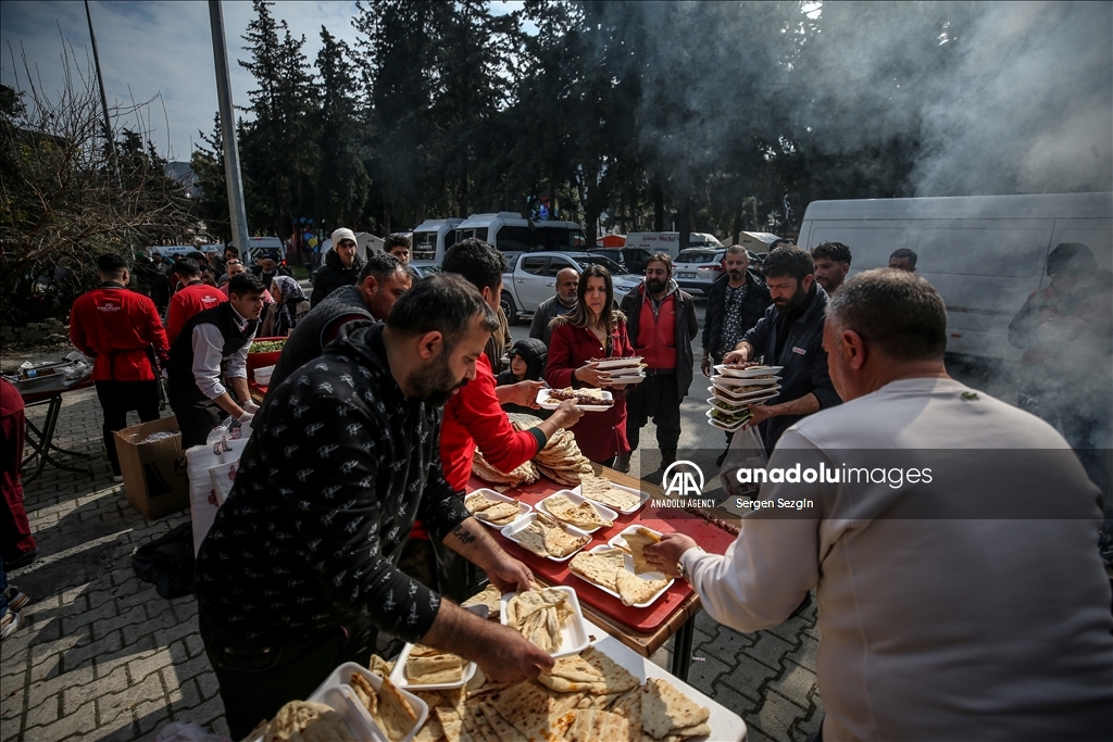 وەستایەکی دروستکردنی کەباب، کەباب پێشکەشی زیانبەرکەوتووانی بوومەلەرزەکان لە هاتای دەکات