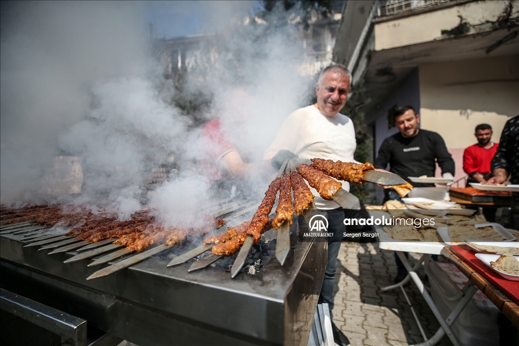 وەستایەکی دروستکردنی کەباب، کەباب پێشکەشی زیانبەرکەوتووانی بوومەلەرزەکان لە هاتای دەکات