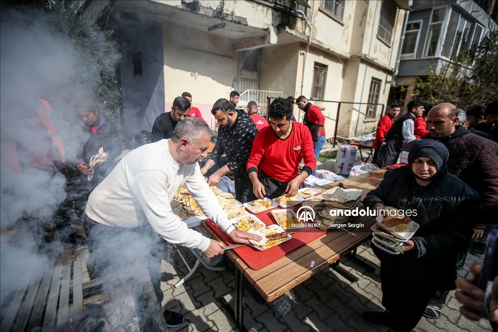 وەستایەکی دروستکردنی کەباب، کەباب پێشکەشی زیانبەرکەوتووانی بوومەلەرزەکان لە هاتای دەکات