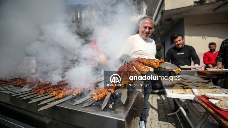 وەستایەکی دروستکردنی کەباب، کەباب پێشکەشی زیانبەرکەوتووانی بوومەلەرزەکان لە هاتای دەکات