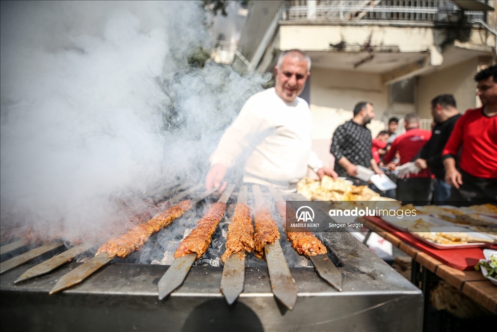 وەستایەکی دروستکردنی کەباب، کەباب پێشکەشی زیانبەرکەوتووانی بوومەلەرزەکان لە هاتای دەکات