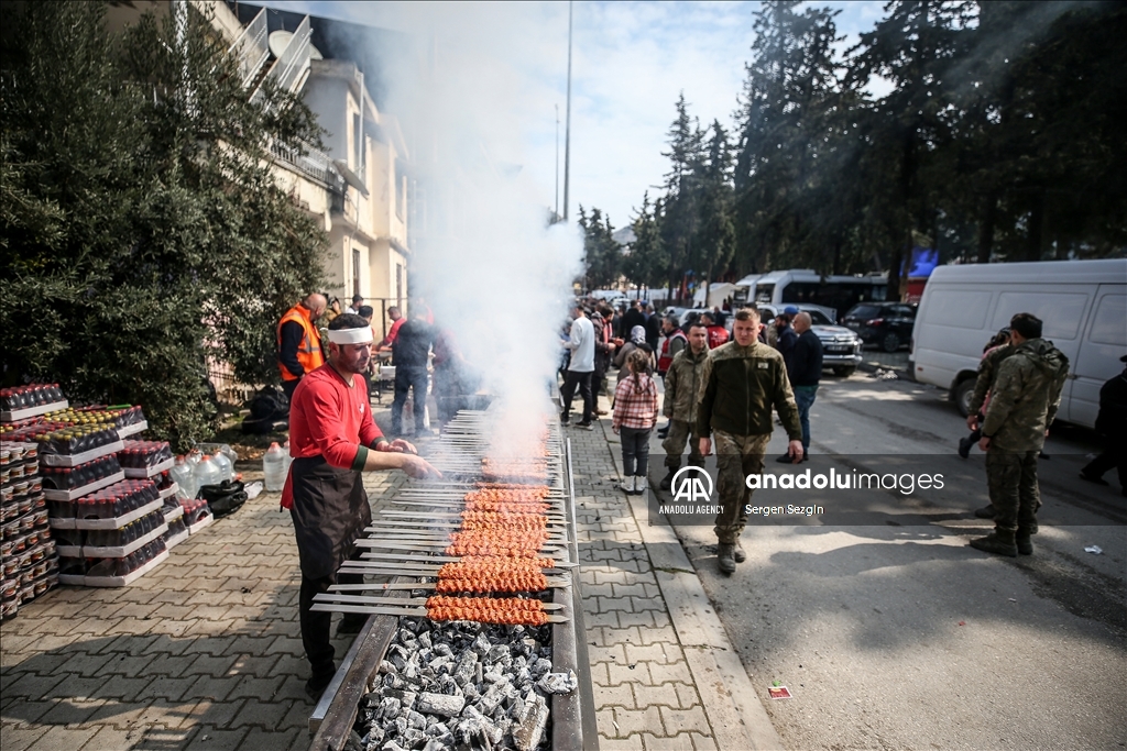 وەستایەکی دروستکردنی کەباب، کەباب پێشکەشی زیانبەرکەوتووانی بوومەلەرزەکان لە هاتای دەکات