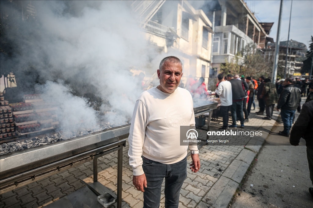 وەستایەکی دروستکردنی کەباب، کەباب پێشکەشی زیانبەرکەوتووانی بوومەلەرزەکان لە هاتای دەکات