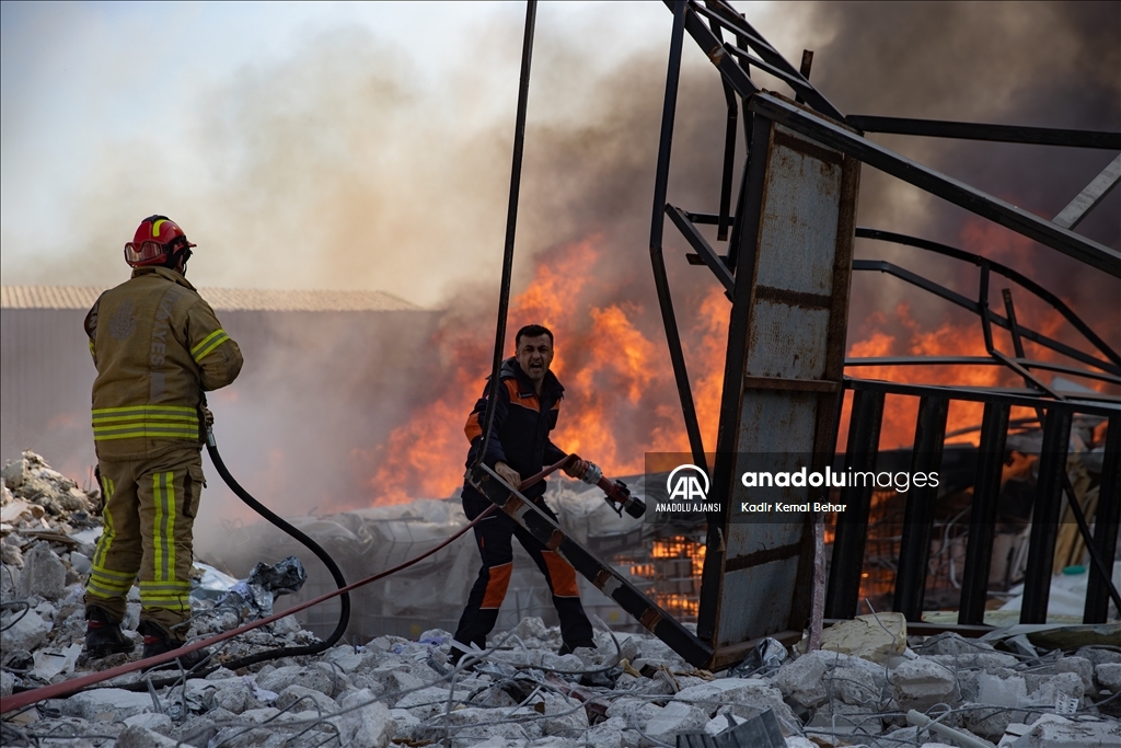 Hatay'da depremde yıkılan fabrikanın enkazında çıkan yangına müdahale ediliyor