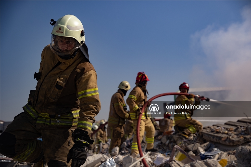 Hatay'da depremde yıkılan fabrikanın enkazında çıkan yangına müdahale ediliyor