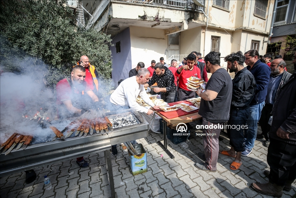 وەستایەکی دروستکردنی کەباب، کەباب پێشکەشی زیانبەرکەوتووانی بوومەلەرزەکان لە هاتای دەکات