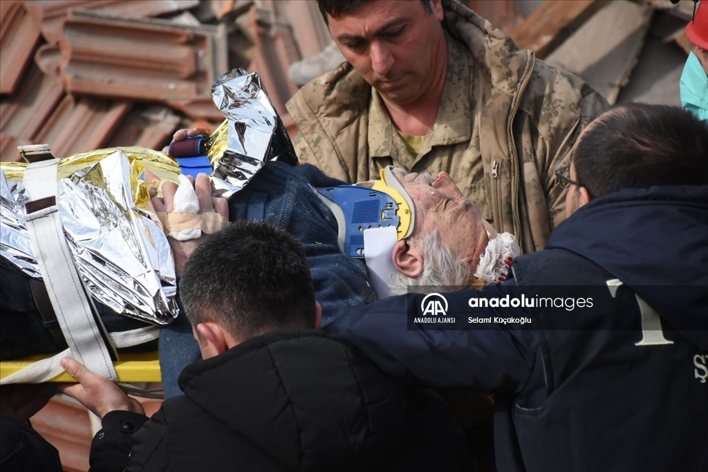 Malatya'da depremde yıkılan binanın enkazından bir kişi kurtarıldı