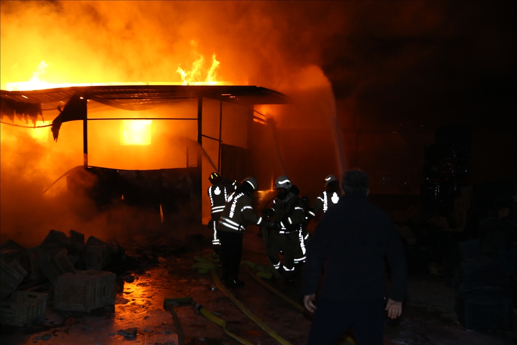 Hatay'da fabrikada çıkan yangına müdahale ediliyor