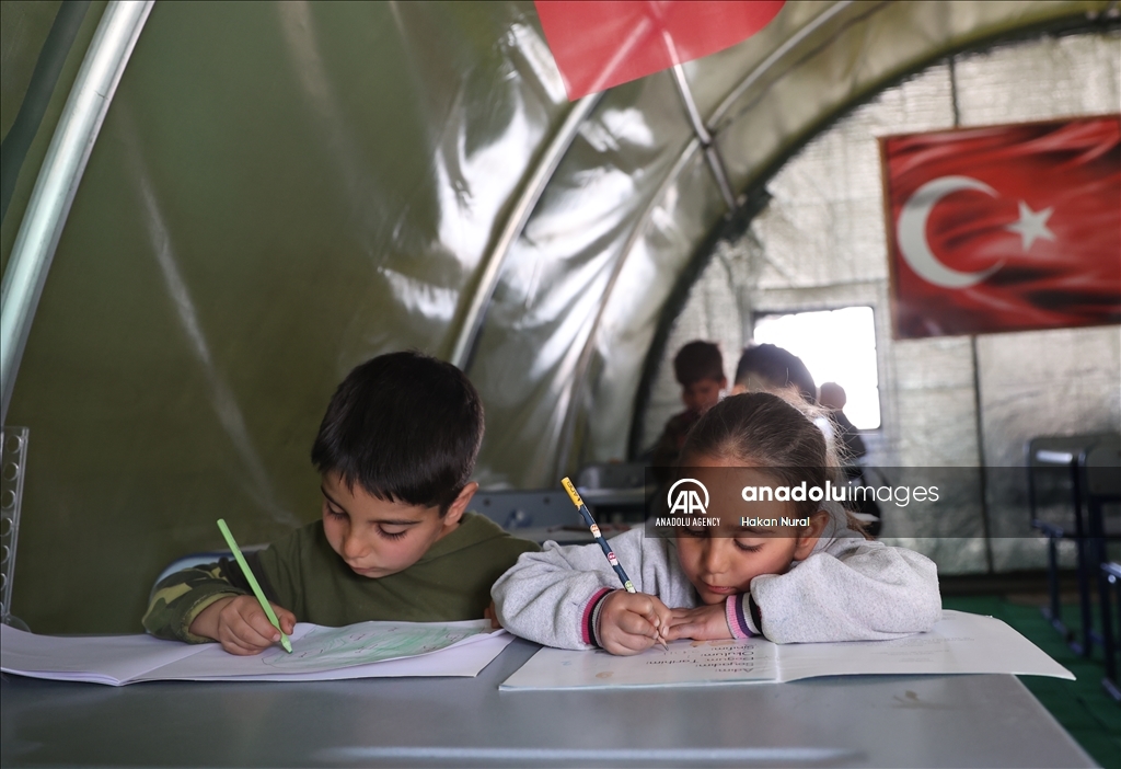 ادامه کمک‌های ارتش ترکیه به زلزله‌زدگان مناطق جنوب شرق کشور