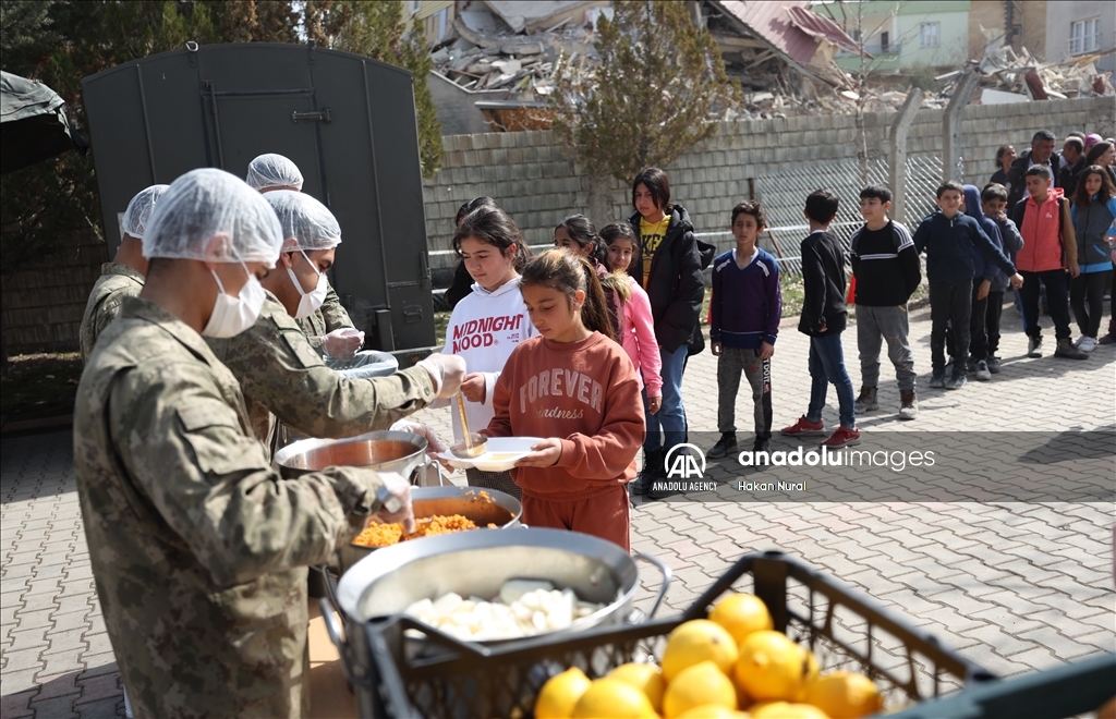 ادامه کمک‌های ارتش ترکیه به زلزله‌زدگان مناطق جنوب شرق کشور