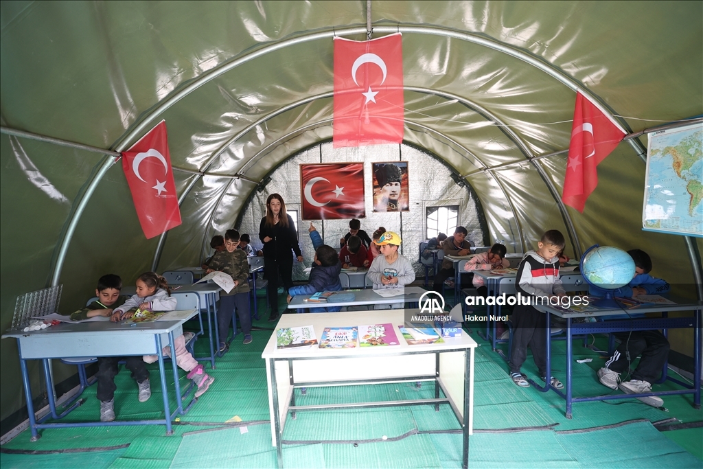 ادامه کمک‌های ارتش ترکیه به زلزله‌زدگان مناطق جنوب شرق کشور