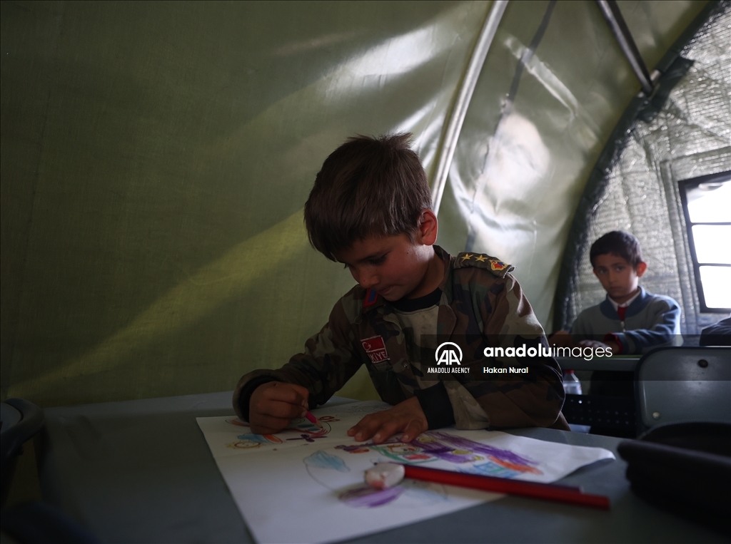 ادامه کمک‌های ارتش ترکیه به زلزله‌زدگان مناطق جنوب شرق کشور