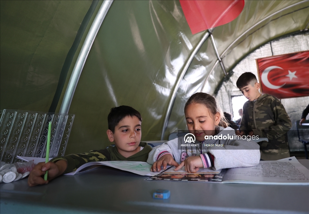 ادامه کمک‌های ارتش ترکیه به زلزله‌زدگان مناطق جنوب شرق کشور