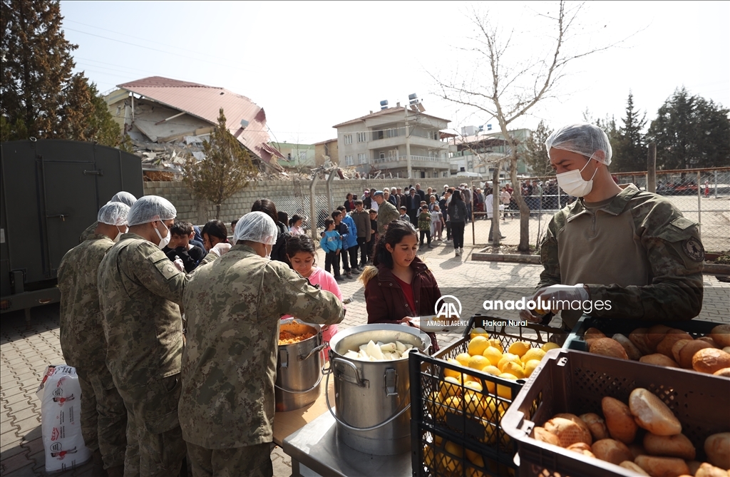 ادامه کمک‌های ارتش ترکیه به زلزله‌زدگان مناطق جنوب شرق کشور