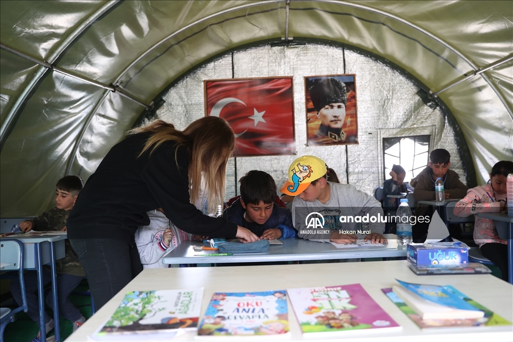 ادامه کمک‌های ارتش ترکیه به زلزله‌زدگان مناطق جنوب شرق کشور