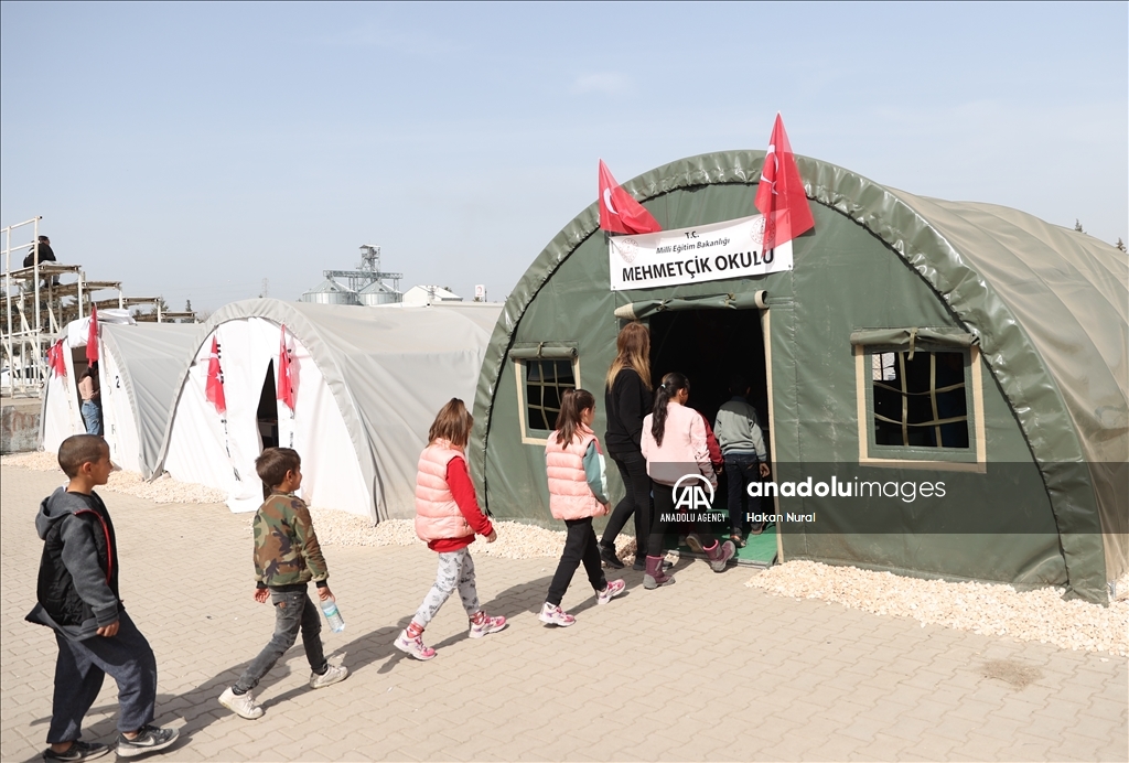 ادامه کمک‌های ارتش ترکیه به زلزله‌زدگان مناطق جنوب شرق کشور