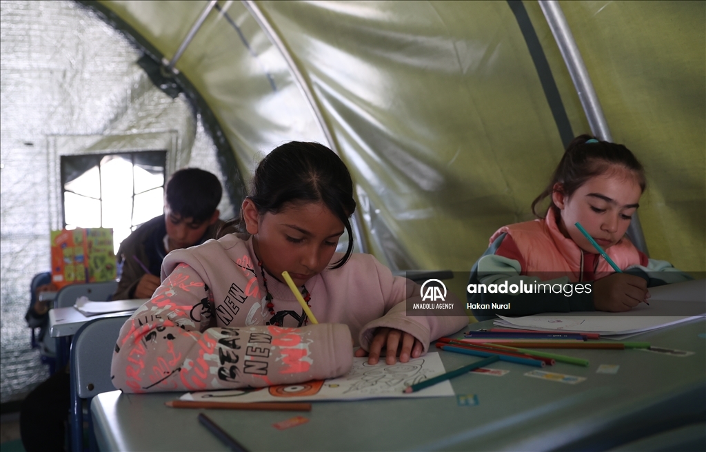 ادامه کمک‌های ارتش ترکیه به زلزله‌زدگان مناطق جنوب شرق کشور