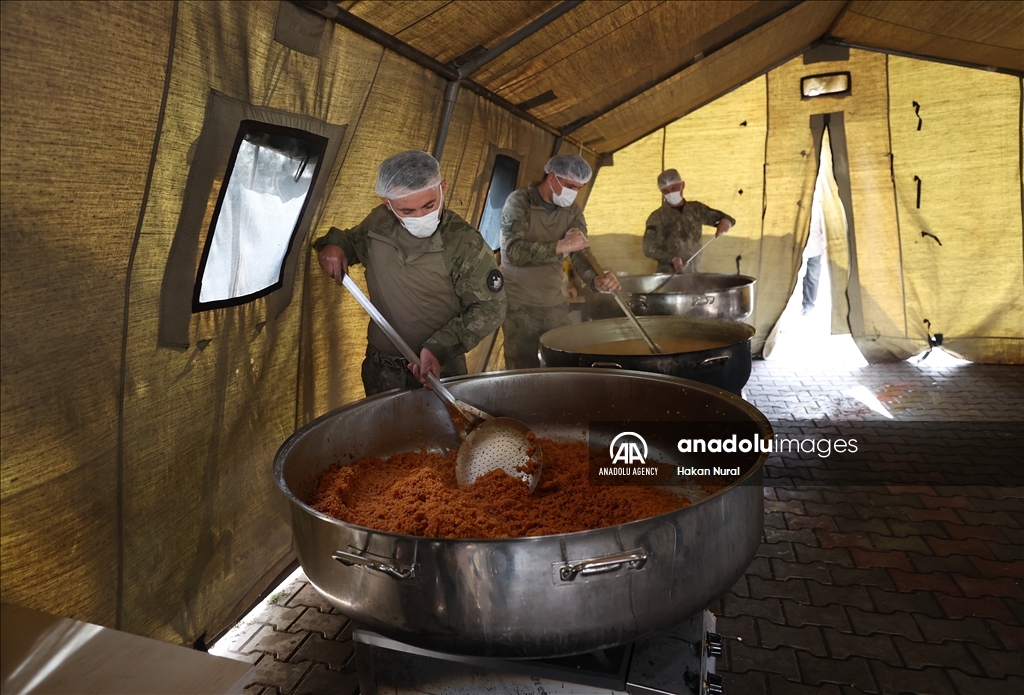 ادامه کمک‌های ارتش ترکیه به زلزله‌زدگان مناطق جنوب شرق کشور