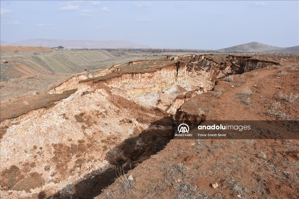 Kahramanmaraş'ta depremde oluşan devasa yarık havadan görüntülendi