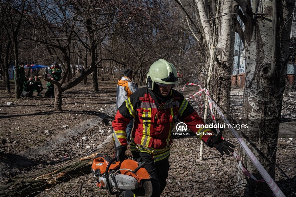 Rusya'nın Zaporijya'ya saldırısında füze 5 katlı konuta isabet etti, 4 kişi öldü
