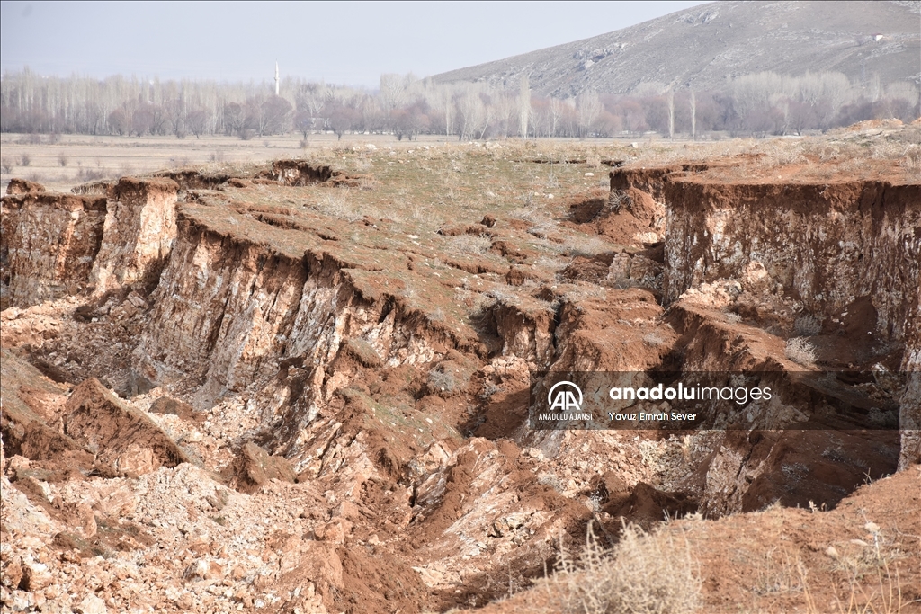 Kahramanmaraş'ta depremde oluşan devasa yarık havadan görüntülendi