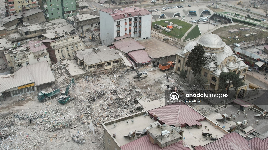 Kahramanmaraş'ta depremde yıkılan binaların enkazını kaldırma çalışmaları sürüyor