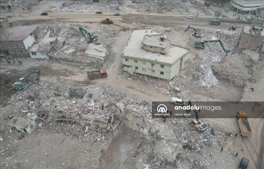 Kahramanmaraş'ta depremde yıkılan binaların enkazını kaldırma çalışmaları sürüyor