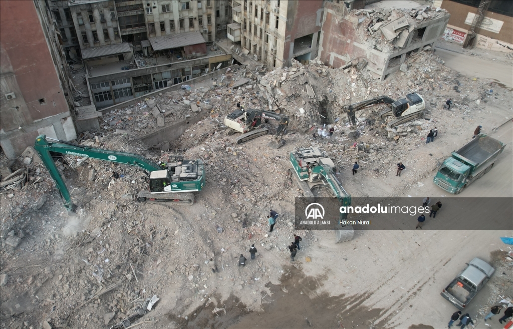 Kahramanmaraş'ta depremde yıkılan binaların enkazını kaldırma çalışmaları sürüyor