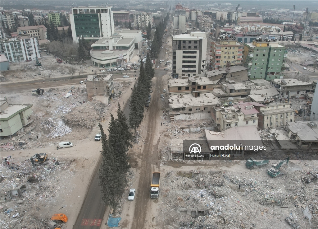 Kahramanmaraş'ta depremde yıkılan binaların enkazını kaldırma çalışmaları sürüyor