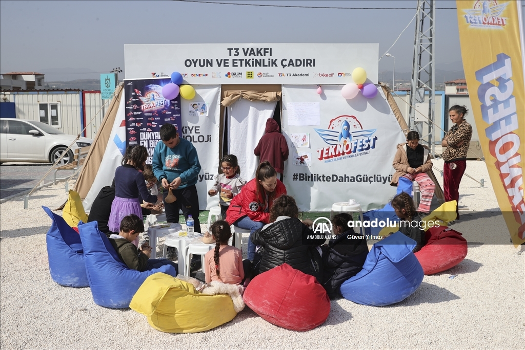 T3 Vakfı Hatay’daki çadır kentlerde çocukların yüzlerini güldürüyor