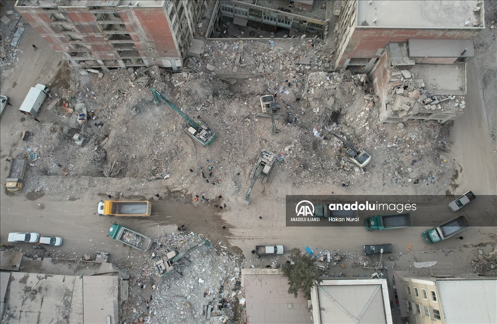 Kahramanmaraş'ta depremde yıkılan binaların enkazını kaldırma çalışmaları sürüyor