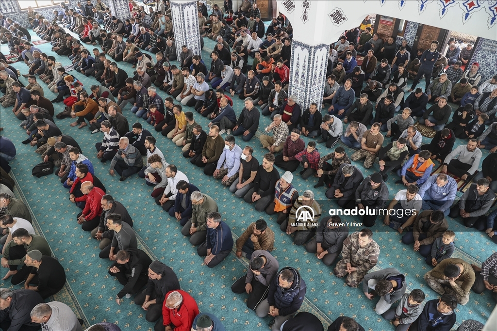 "Asrın felaketi"nin yaşandığı Hatay'da cuma namazı kılındı