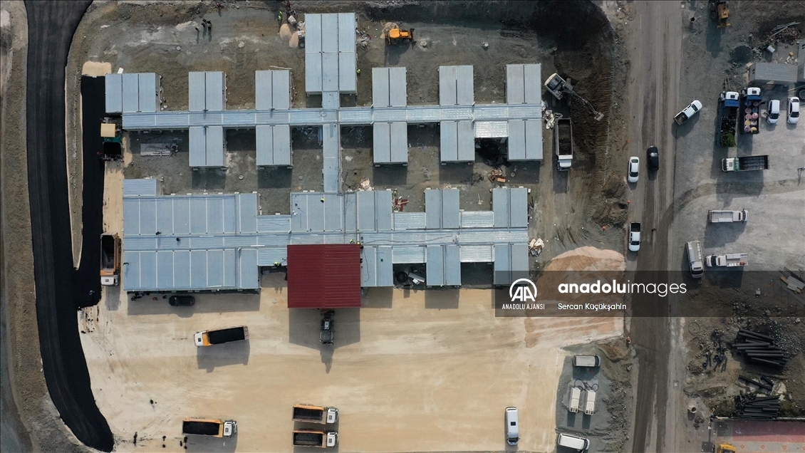 Arama kurtarma çalışmalarının ardından şimdi de konteyner kent kuruyorlar