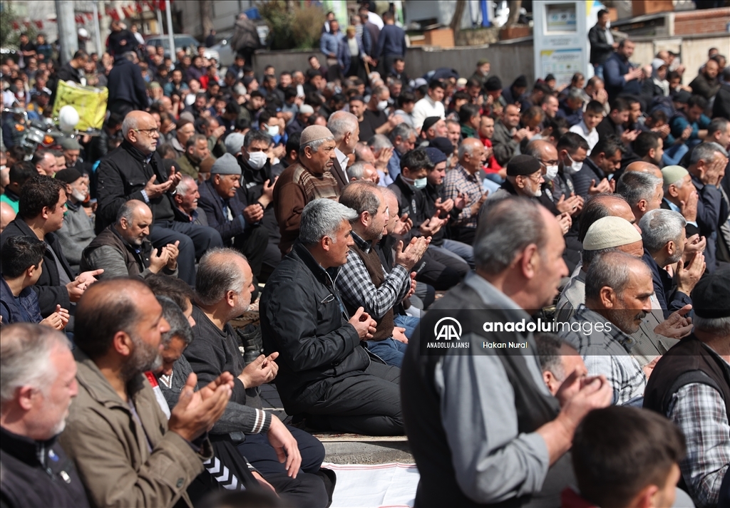 Kahramanmaraş'ta cuma namazı tarihi Ulu Cami'nin yanındaki alanda kılındı