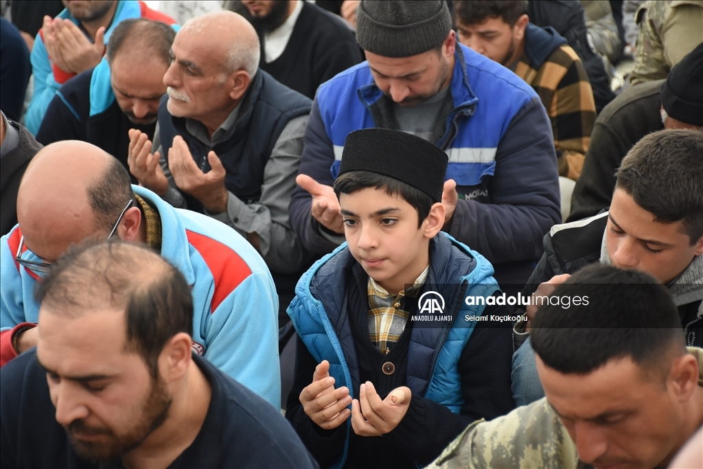 Malatya'da cuma namazı çadır kentte oluşturulan mescitte kılındı