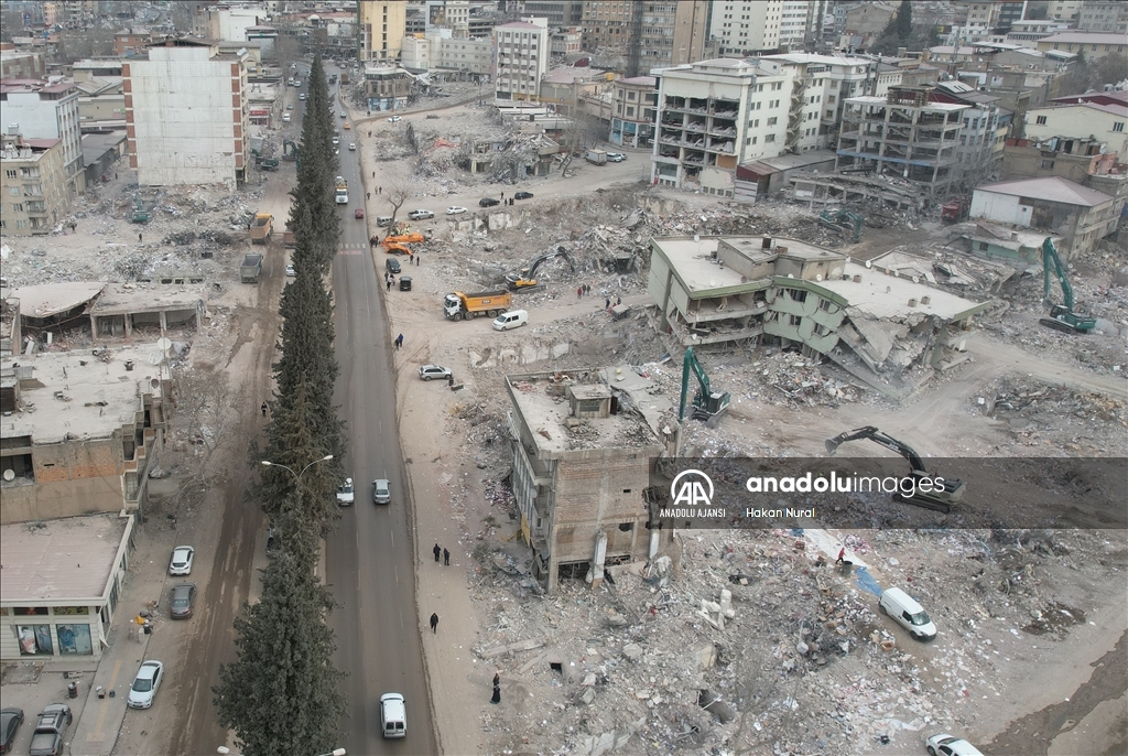 Kahramanmaraş'ta depremde yıkılan binaların enkazını kaldırma çalışmaları sürüyor
