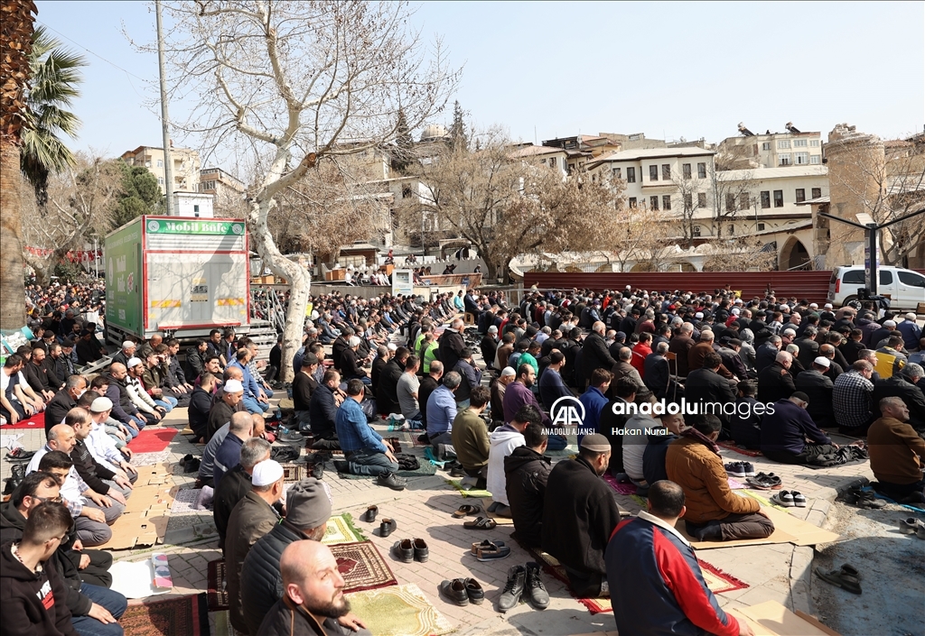 Kahramanmaraş'ta cuma namazı tarihi Ulu Cami'nin yanındaki alanda kılındı