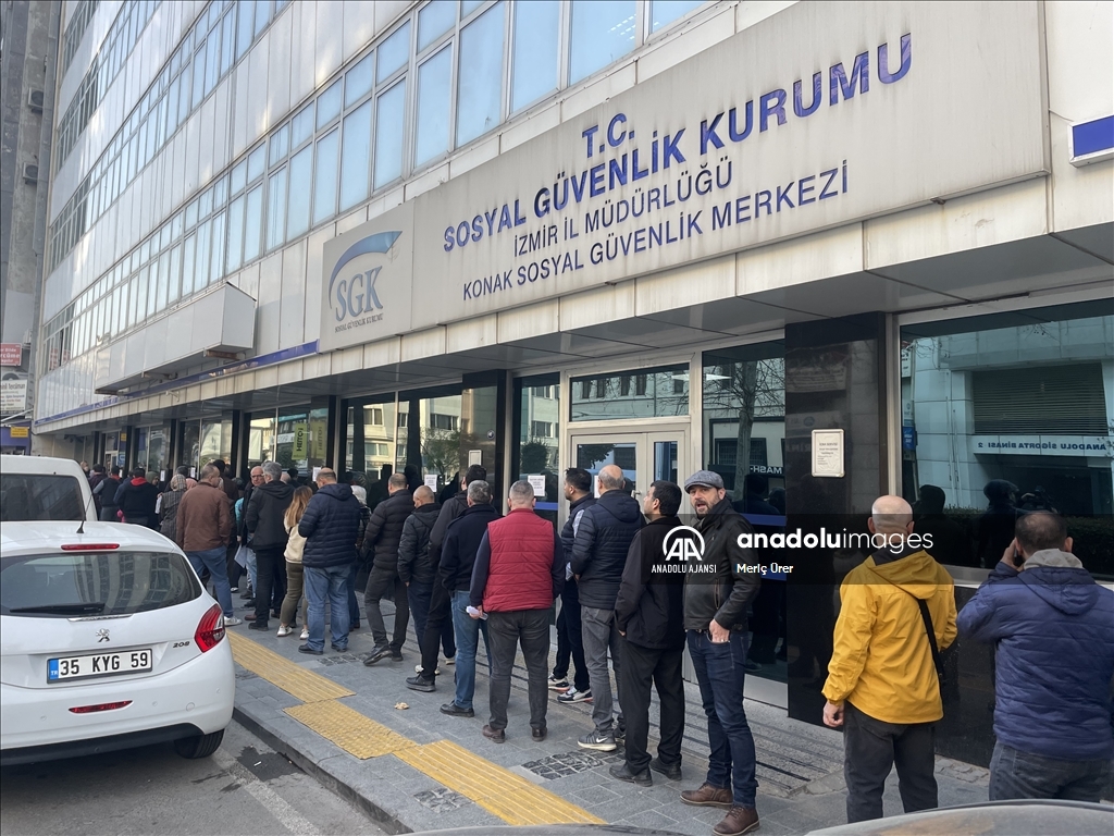 İzmir'deki SGK merkezlerinde "EYT" yoğunluğu
