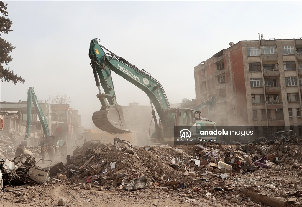 Kahramanmaraş'ta depremde yıkılan binaların enkazını kaldırma çalışmaları sürüyor