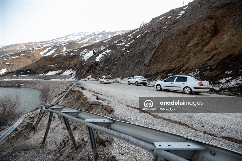 Depremler Adıyaman-Çelikhan yolunda çökmeye yol açtı