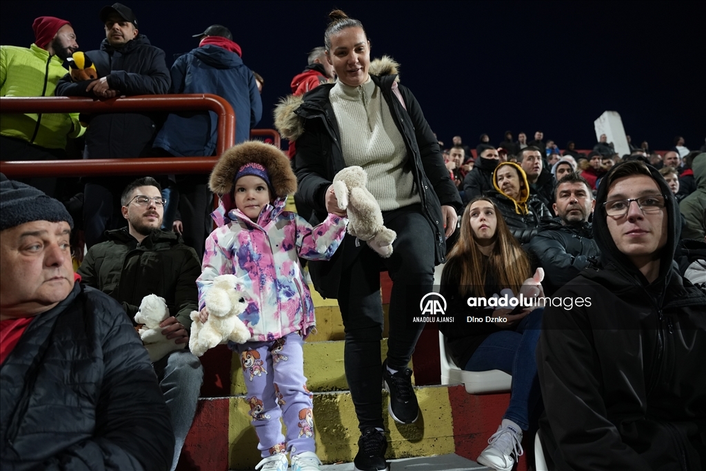 Bosna Hersek Ligi'ndeki Velez-Borac maçında depremzede çocuklar için oyuncak toplandı