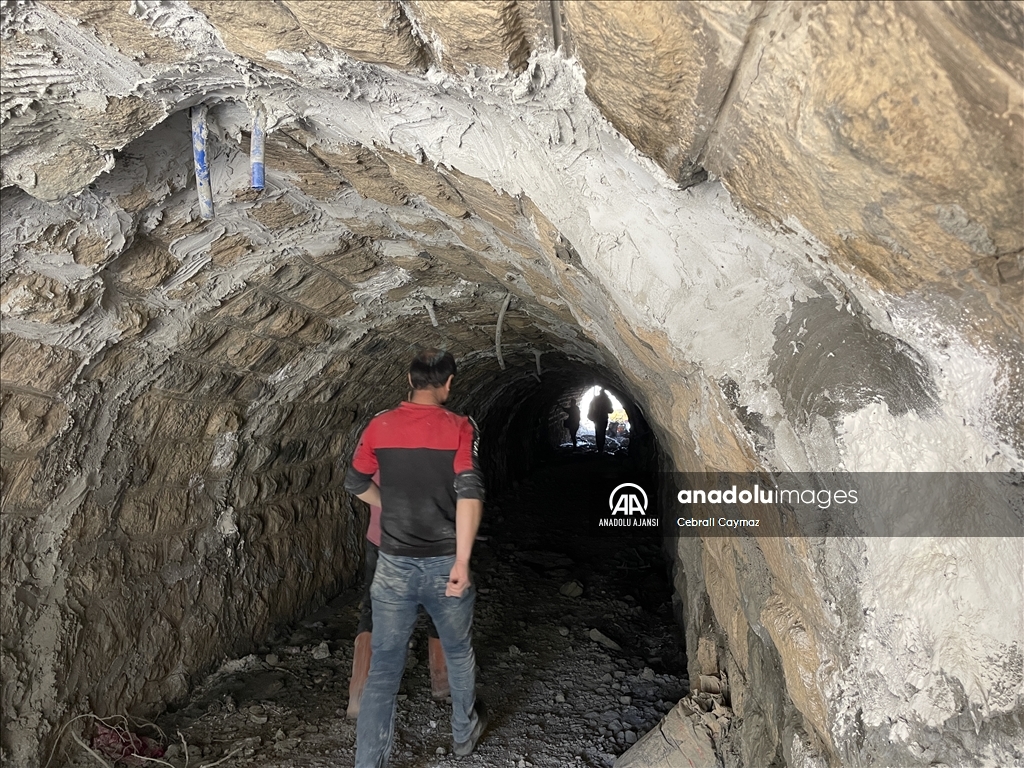 Gaziantep'te depremlerin etkisiyle taş tünelde yarıklar oluştu