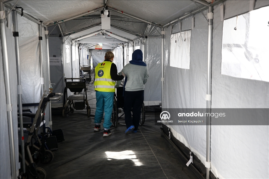 Belçikalılar, kurdukları sahra hastanesinde depremzedelerin yaralarını sarıyor