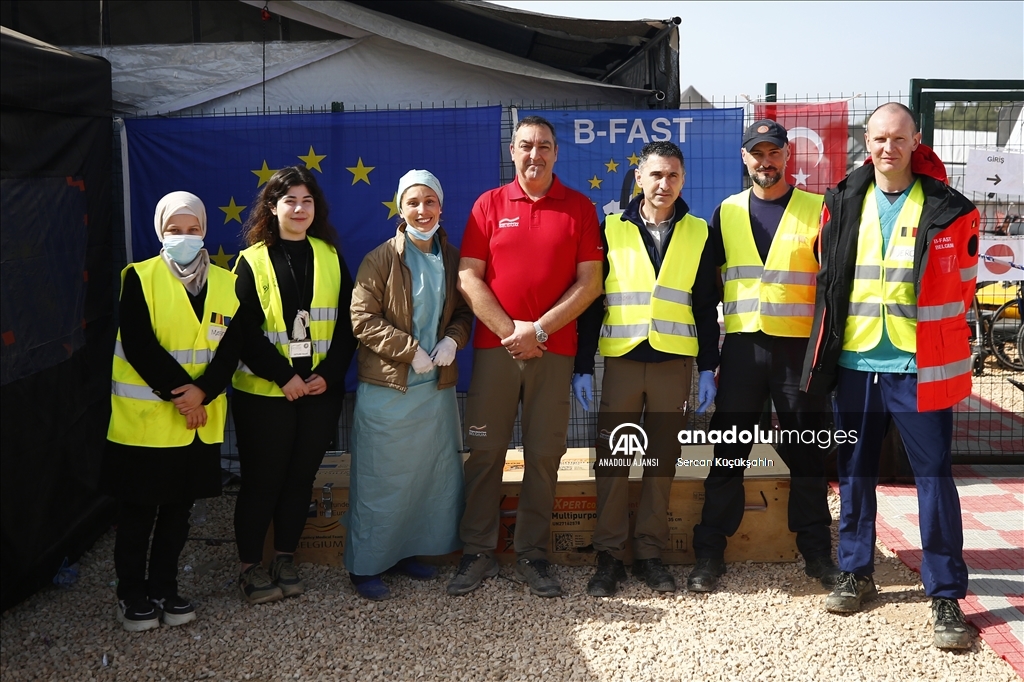 Belçikalılar, kurdukları sahra hastanesinde depremzedelerin yaralarını sarıyor